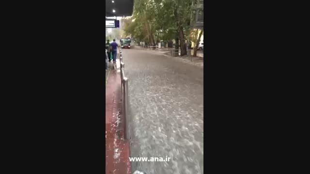 جاری شدن سیلاب در خیابان ولی عصر تهران