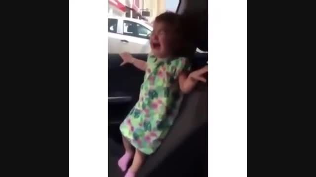 ویدیوی خیلی بامزه از این دختر کوچولوی ناز