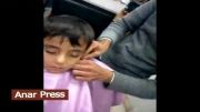 چرت یک کودک هنگام اصلاح سر در آرایشگاه