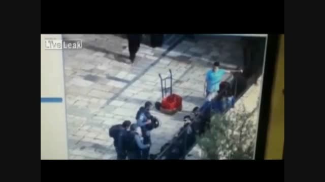 لحظه چاقو خوردن سرباز اسرائیلی توسط جوان فلسطینی