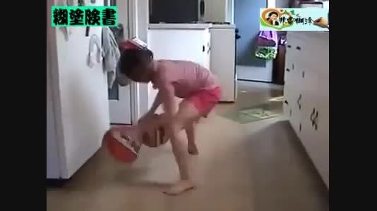 ببینید این دختربچه چجوری بسکتبال بازی میکنه