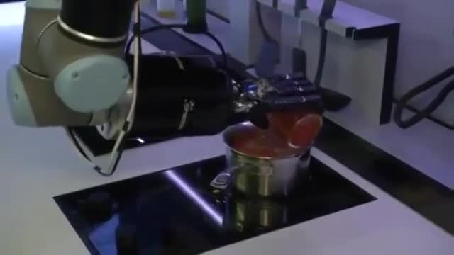 دست های رباتیکی که مانند یک سرآشپز غذا می پزند