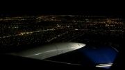 پرواز زیبای هواپیما در شب برفراز شهر