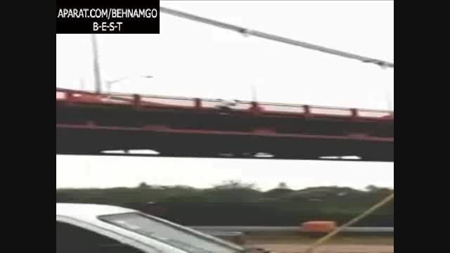 خودکشی عجیب پسر جوان روی پل..!!