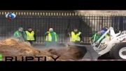 ویدیو؛ 20 تن کود حیوانی در برابر پارلمان فرانسه!