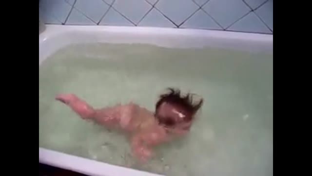 نوزادی که حرفه ای شنا می کند