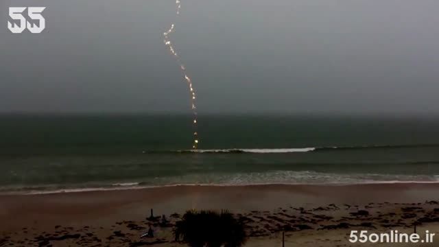 ثبت ویدئوی لحظه برخورد صاعقه با دریا