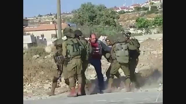 یورش وحشیانه نظامیان صهیونیست به شهروند فلسطینی
