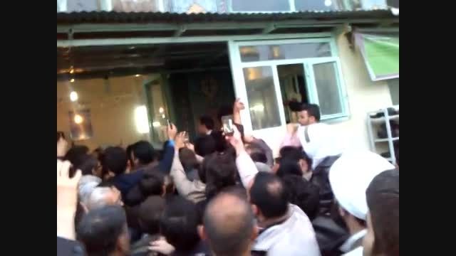 جمعیت استقبال کننده از احمدی نژاد در مسجد طفلان قم