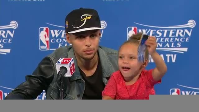 کنفرانس خبری Riley Curry همراه فرزندش (بسکتبال NBA)