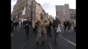 رقص آدم روانی در خیابان!! (بمب خنده)