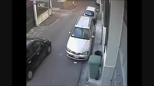 سرقت و ضرب و شتم دختر جوان در خیابان خلوت توسط کیف-قاپ-