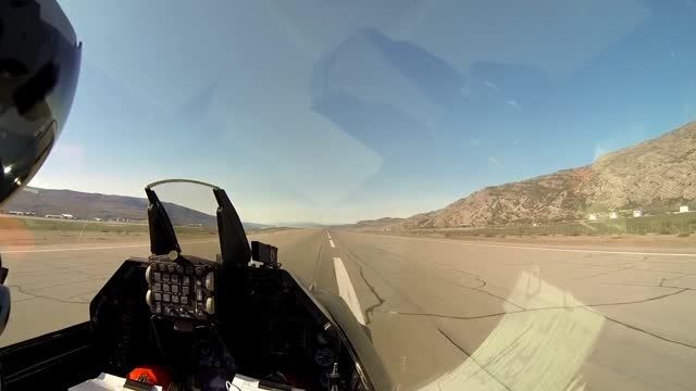 نمای درون کابین F 16 پرواز در رتفاع پایین