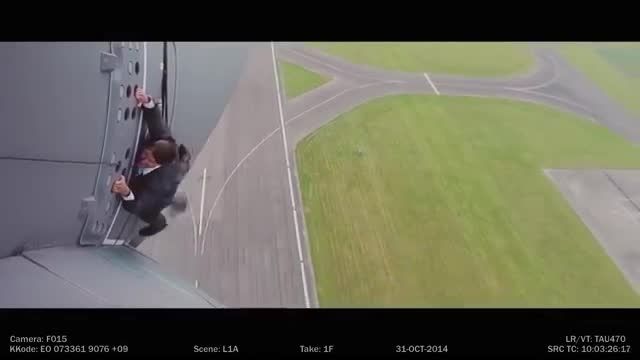 ویدیو تام کروز که برای فیلمی از هواپیما آویزان شد