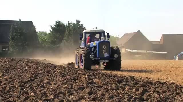 Traktor: Pfl&uuml;gen mit Dutra - Plowing with a Dutra Tract