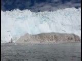 ریزش کوه یخ وایجاد سونامی و فرار قایق سوار