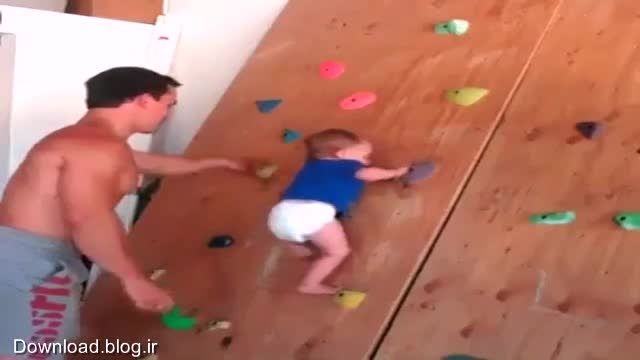 بچه ی دوساله ای که از دیوار بالا میرود...