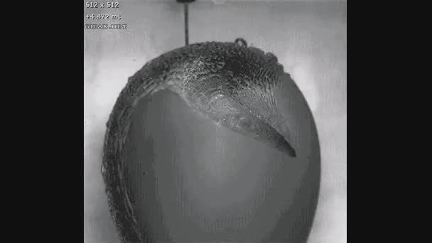 ترکیدن بادکنک زیر آب - خیلی قشنگه