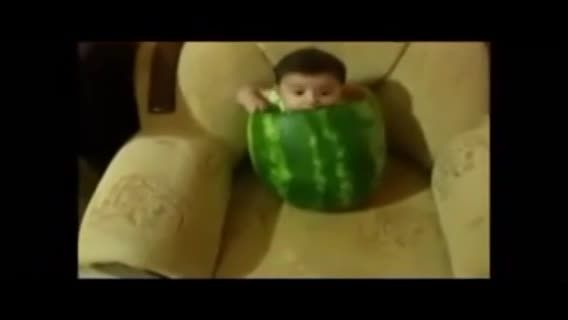 بچه داخل هندوانه