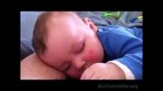 یه بچه ی بامزه که تو خواب فقط می خنده!!!