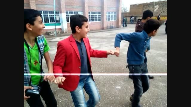 رقصیدن دانش آموزان در مدرسه