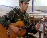 گیتار زدن سرباز