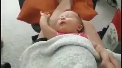 بامزه ترین خوابیدن یک نوزاد که تاکنون دیده کرده اید