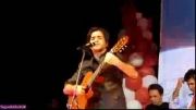 اجرای زنده محسن یگانه با گیتار در کنسرت