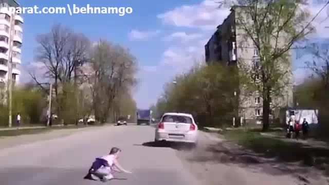 حادثه برای دختر بچه در جاده..!