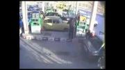 کلیپ آتش گرفتن اتومبیل در پمپ بنزین توسط امواج موبایل