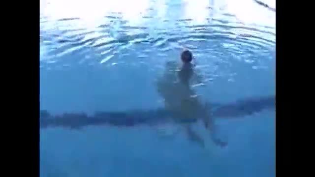 مهارت دختر در شنا کردن !!!!