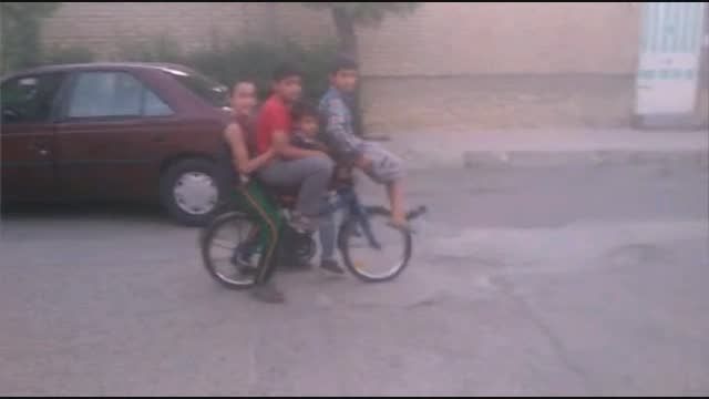 چهار نفری روی یک دوچرخه