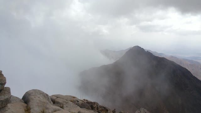 حرکت ابر و مه برروی قله ۳۴۵۰متری دومیر(اردهال)کاشان
