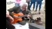 پیرمرد گیتار زن با عشق مینوازد‬
