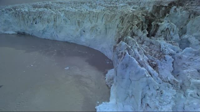 شکستن کوه یخ در الاسکا