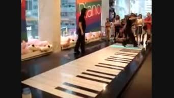 پیانوی بزرگ با پا
