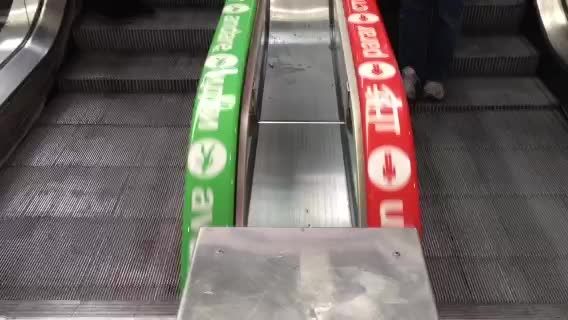 تبلیغات بر روی دستگیره پله برقی
