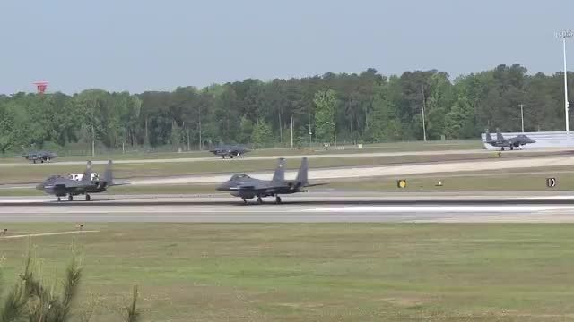 تاکسی و تیک آف F-15E Strike Eagle