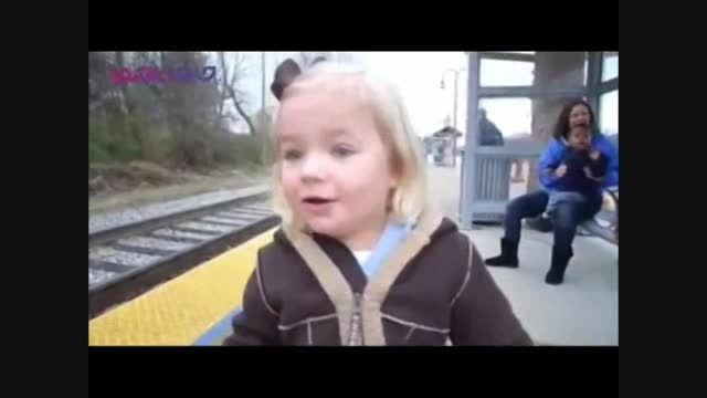 ذوق زده شدن دختر بچه از آمدن قطار!!!