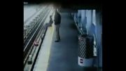 سقوط دلخراش کودک روی ریل مترو!!