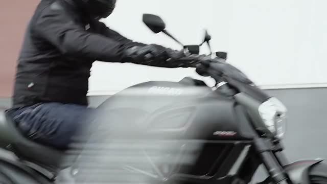 موتورسیکلت دوکاتی Diavel Carbon