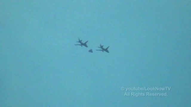 اسکورت بشقاب پرنده مثلثی شکل توسط دو هواپیما