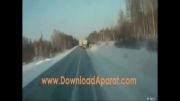تصادف کامیون با برف کنار جاده