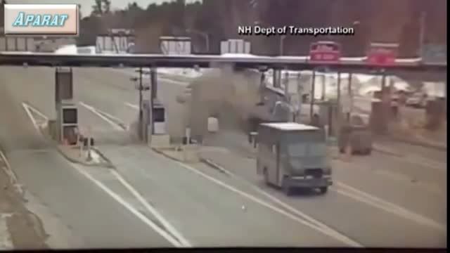 نابود کردن ایستگاه عوارضی توسط کامیون!