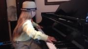 پیانو نوازی دختر 7ساله نواختن اهنگ هاچ زنبور عسل