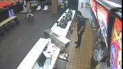 دزدی مسلحانه در رستوران مک دونالدز ملبورن استرالیا و دستگیری توسط مشتریان