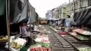 شنبه بازار در ریل قطار