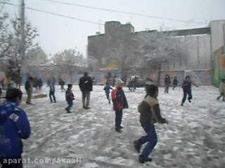 بارش برف و خوشحالی دانش آموزان دبستان میعاد ناحیه 4