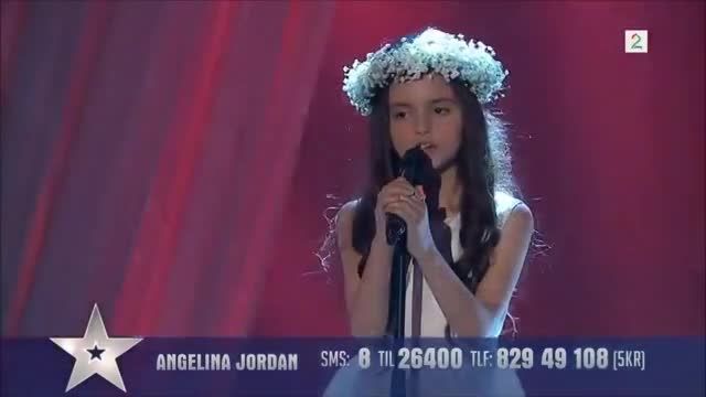 آواز خواندن دختر کوچولو در مسابقه ی استعداد یابی