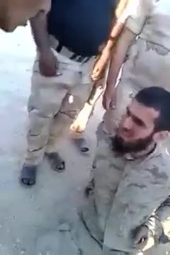 یکی از عناصر داعش در چنگال ارتش عراق